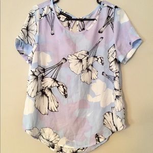 Floral rolled sleeve top!